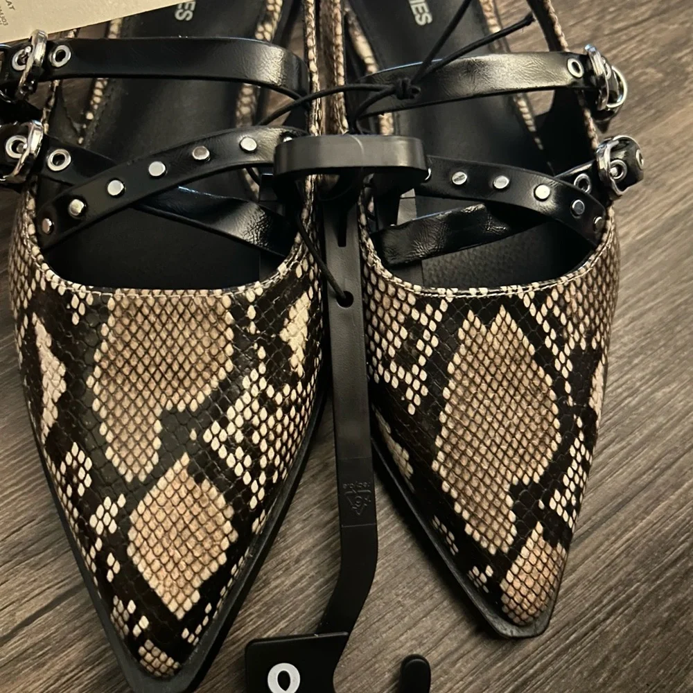 No Boundaries Women's Black and Brown Snake Print Flats - Picture 6 of 6